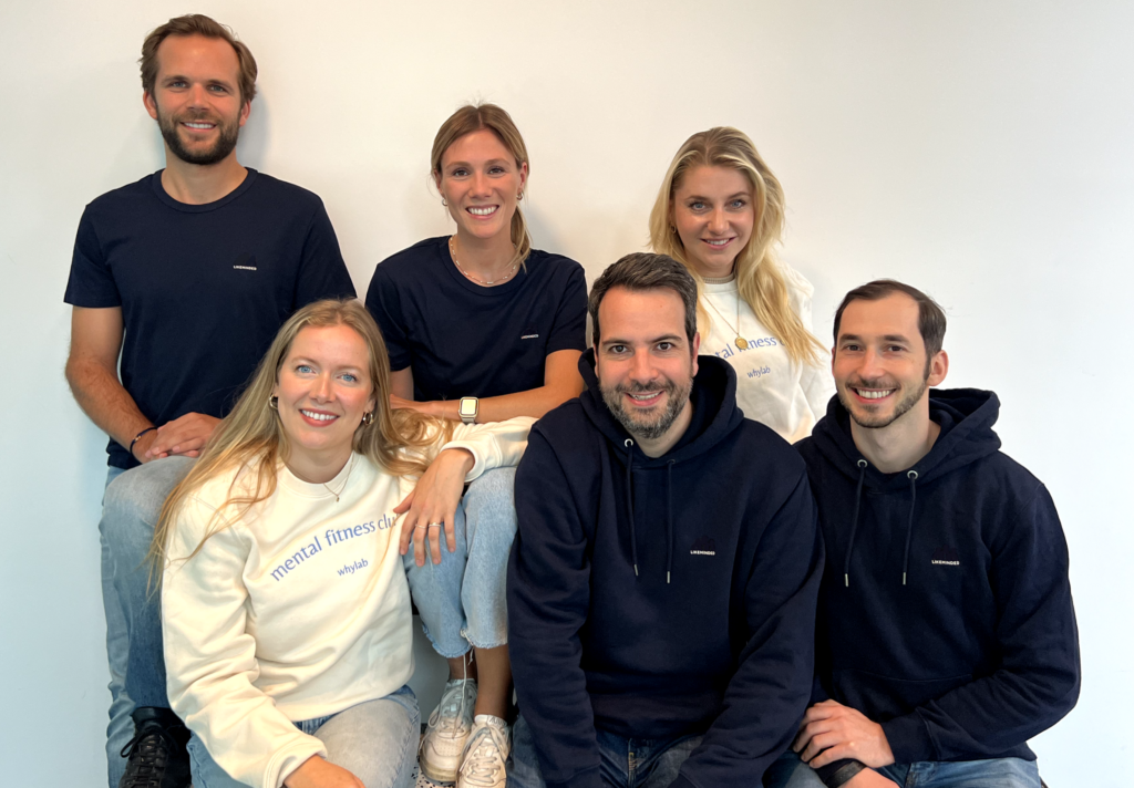 Foto vom Likeminded Team gemeinsam mit den whylab Gründerinnen Luca und Sarah. 
Zu sehen sind: v.l. Maximilian Heberger, Luca Lea Kleene, Kimberly Breuer, Josu García de Albizu, Sarah Reitz und Stefan Anca.