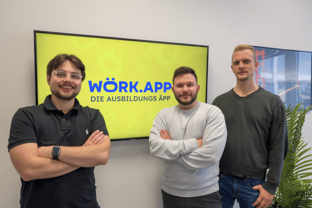 (© WÖRK) , Visuals (@ Jung von Matt) Das Gründer-Team von WÖRK Dan Seiler (COO), Sebastian Stark (CEO) und Daniel Defiebre (CTO) (v.l.n.r.)